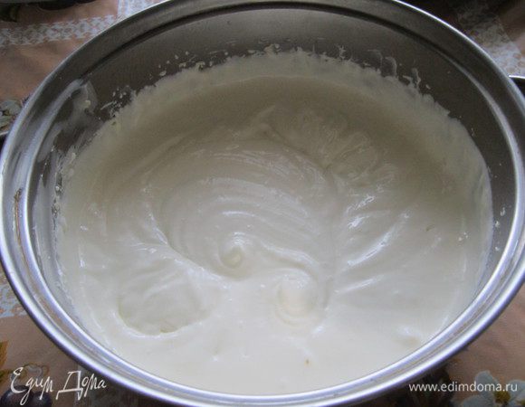 Тщательно перемешать взбитую сметану с сахаром и масло.