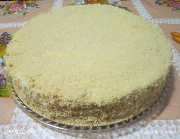 Украшаем торт по желанию. Я обсыпала торт крошкой. На пару часов оставила пропитаться на кухне и на ночь поставила в холодильник. А с утра уже можно наслаждаться домашним тортиком. Приятного аппетита!