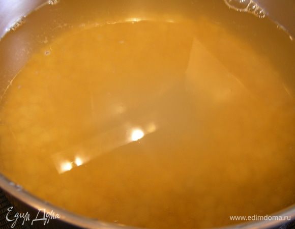 Горох промойте, залейте холодной водой, добавьте 1 ч. л. соли и варите на небольшом огне, не накрывая крышкой. Периодически снимайте пену. Горох надо готовить до состояния, когда он мягкий, но еще не разварился и держит форму. У меня это заняло 35 минут.