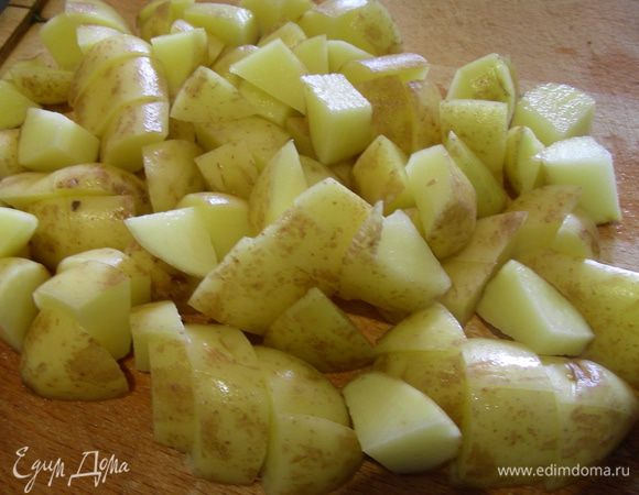 Картофель нарежьте кубиком и добавьте к гороху, готовьте до мягкости картофеля. Это занимает еще 20–30 минут.