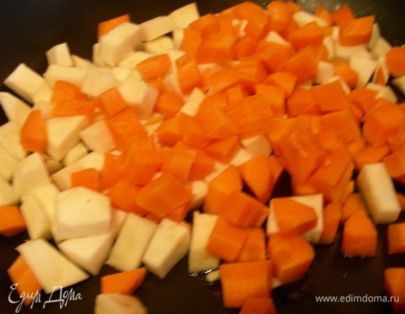 В это время приготовьте овощную поджарку. Морковь и сельдерей нарежьте соломкой или кубиком. Разогрейте оливковое масло и обжарьте овощи до полуготовности, я обжаривала 5–7 минут.