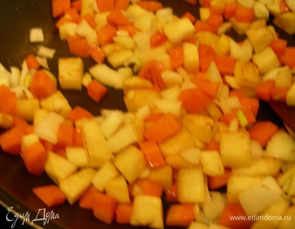 Добавьте к овощам нарезанный кубиком лук и готовьте еще несколько минут. Затем влейте воду (около 150 мл) и дайте овощам потушиться. У меня они так готовились около 10 минут.