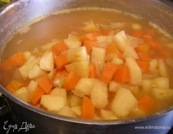 Добавьте овощи в суп, положите зеленый замороженный горошек. Готовьте все вместе на небольшом огне 15 минут. Посолите и поперчите по вкусу, добавьте специи и зелень.