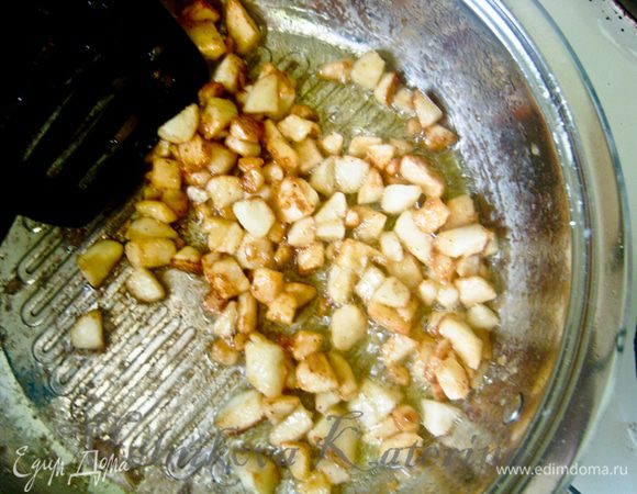 Сделать сперва на сковороде чатни. Для этого разогреть сливочное масло, добавить сахар. Яблоки очистить от кожуры и семенных коробочек. Нарезать небольшими кубиками. Добавить к маслу и тушить, помешивая. Затем добавить корицу и тушить до слегка коричневого цвета (в общей сложности это занимает примерно 10 минут). 