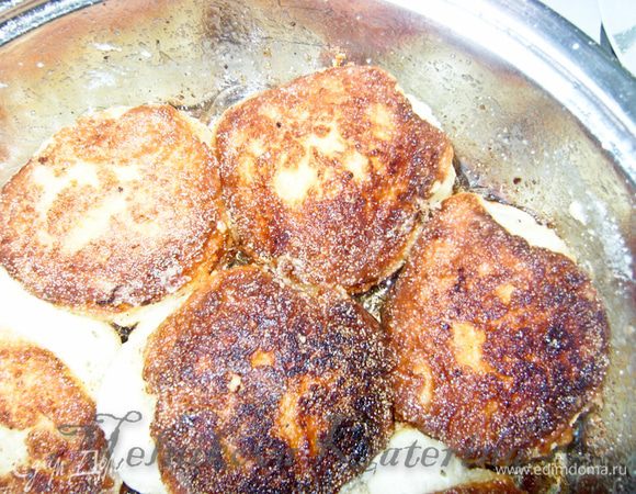 На сковороду, где готовился чатни, добавить оливковое масло. В отдельной тарелке смешать 1 ст.л. муки с 1 ст.л. манной крупы. Обмакивая пальцы в мучной смеси, сформировать небольшие сырники, обмакнуть их также в мучной смеси и выложить на сковороду. Обжарить с каждой стороны до золотистой корочки. 