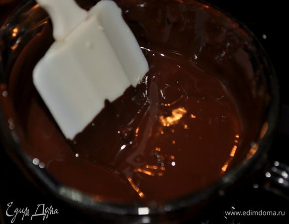 Растопить горько-слад.шоколад в микроволновке,дать остыть при комн.тем-ре.