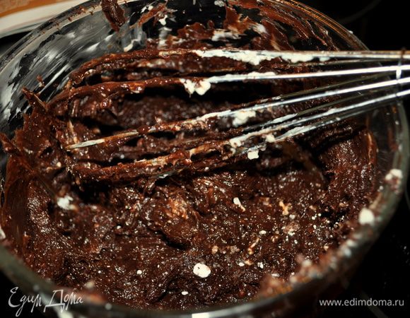 Добавить шоколад в общую смесь. Перемешать хорошо.Добавить 1 стак.кукурузных толченых хлопьев.