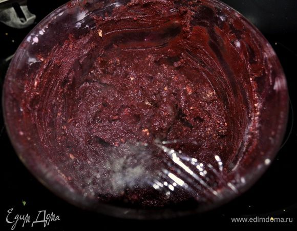 Закрыть пленкой и поставить в холодильник на час.