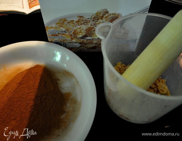 На тарелке  смешать корицу с кайен.перцем.Кукурузные хлопья  можно растолочь слегка, используя толкушку для картоф.пюре.Затем смешать с корицей и кайен.перцем.