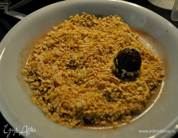 Охлажденную массу брать по 1 ч.л и скатывать в шарики,затем в  кукурузную массу .