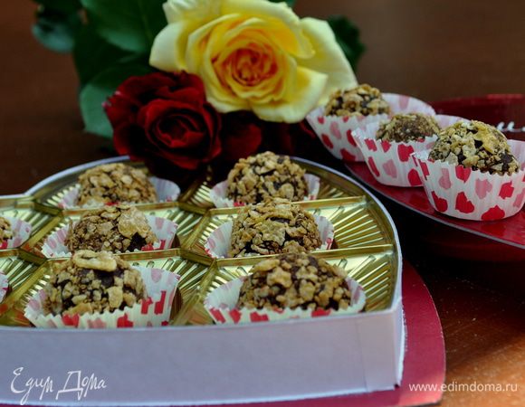 Конфеты можно украсить ,положив в коробку с гнездами и подавать к чаю.