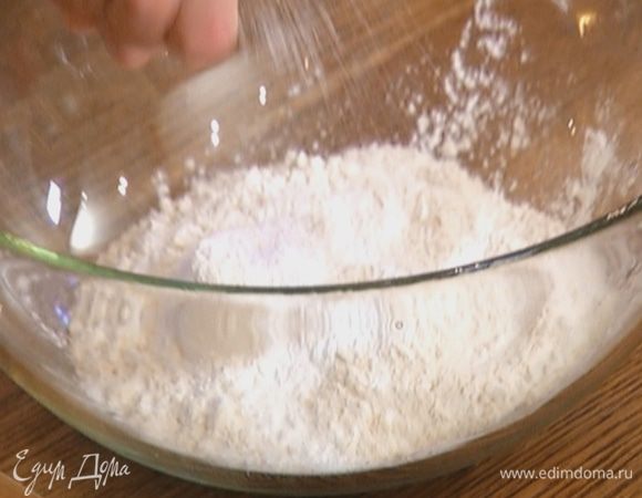 Муку перемешать с сахаром, разрыхлителем и солью.