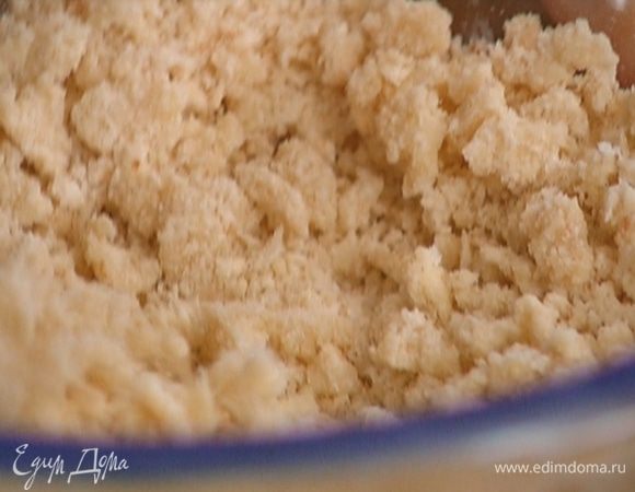 Добавить сухари к муке с маслом, так же порубить все ножом.