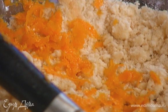 Цедру апельсина натереть на мелкой терке и добавить в тесто, перемешать.