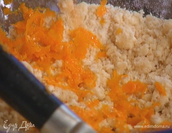 Цедру апельсина натереть на мелкой терке и добавить в тесто, перемешать.