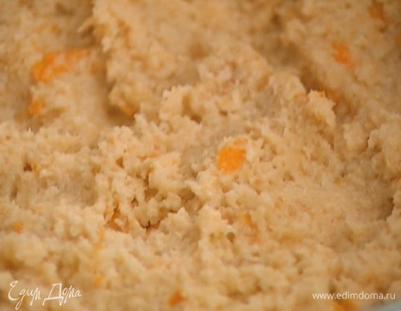 Влить в тесто молоко и вымешать все в однородную массу.