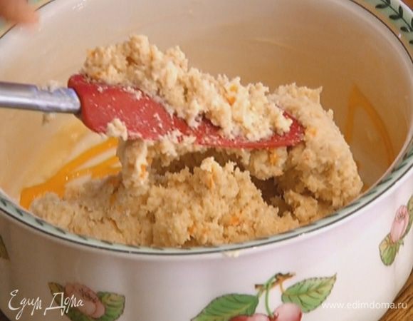 Керамическую форму для выпечки смазать оставшимся сливочным маслом, налить на дно 3–4 ст. ложки сиропа, выложить тесто и равномерно распределить его.