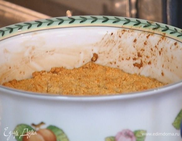 Отправить пудинг в разогретую духовку с гидронагревом на 45–60 минут или поставить форму в заполненный водой противень и выпекать на водяной бане в обычной духовке час-полтора до готовности. 