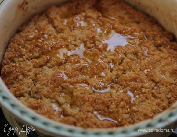 Горячий пудинг полить сверху оставшимся золотистым сиропом.