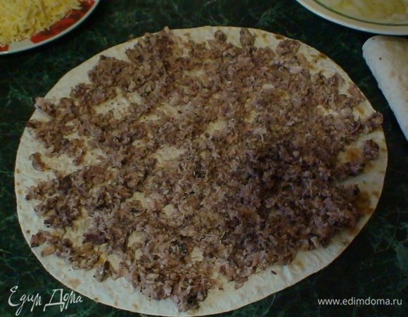 На первый лист лаваша намазываем рыбное пюре, а потом покрываем тонкой сеточкой из майонеза.