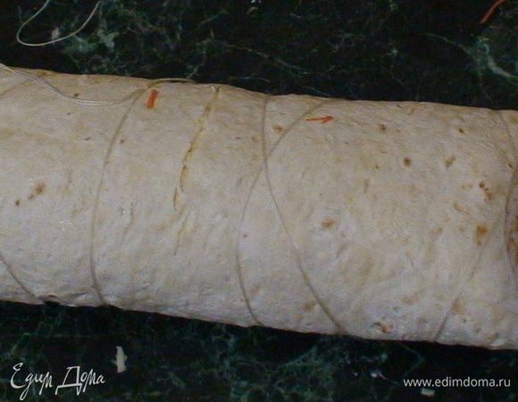 Так как у меня лаваш круглый и мал по сравнению с армянским лавашом, то у меня сам рулет получается очень большим, у вас получится чуть меньше и акуратней и длинней.На третий лист равномерно распределяем сыр и майонез. Снова перекладываем "колбаску" ближе к себе и сворачиваем.Далее морковку с майонезом. Сворачиваем. Фото не делала потому что вечер уже был и спешила.Последняя на 5 лаваш - зелень и майонез. Укропа можно взять больше, будет еще красивее в разрезе ).Сворачиваем так же. У меня не было 5го слоя (не хватило лаваша), а вы обязательно сделайте.Теперь обрезаем края. Рулет режем пополам, накрываем пакетом и убираем в холодильник на 2 часа.Я свой рулет сначало завязала нитками,чтоб не роспался.