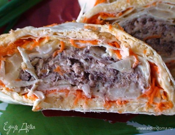 Режем на пластинки толщиной около 2 см и подаем на стол.