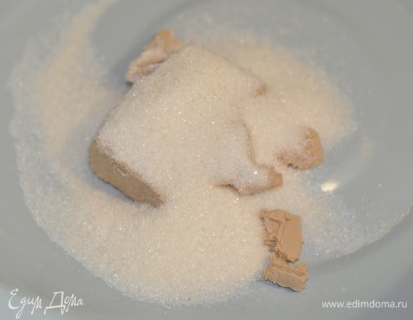 Готовим опару. Растворяем дрожжи с 3 ст.л. сахара в теплом молоке.