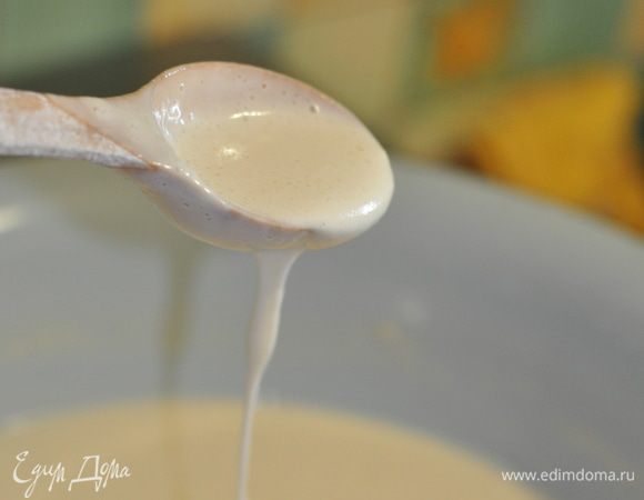 Добавляем немного муки. Так чтоб получилось тесто консистенции как на блинчики. Накрываем миску с тестом полотенцем и ставит в тихое, теплое место чтоб подошло 