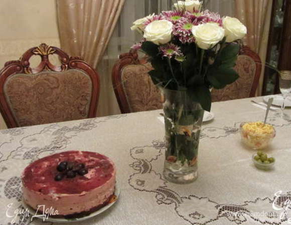 Оставшийся желатин замочить. Нагреть 50 мл сока с 50 гр сахара. Растворить в нем желатин, добавить оставшийся сок. Полить смесью торт и поставить в холодильник на 1 час. Украсить виноградом.

