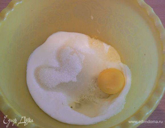 Смешать до однородности кефир, ванильный сахар, яйцо и сахар.