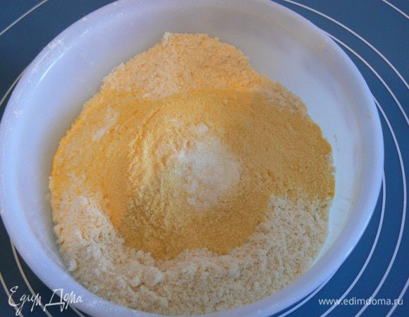 Отдельно  смешать муку, разрыхлитель и соль. 