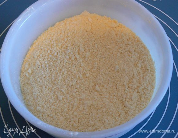 В муку вмешать кусочки масла до крошкообразного состояния. 