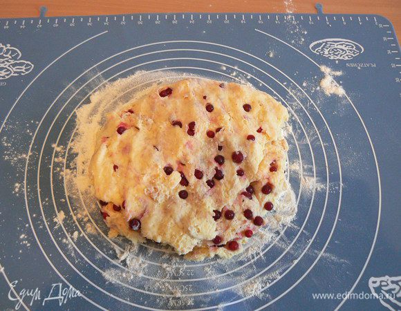 замесить тесто,(не увлекаясь процессом)
в конце добавить замороженную бруснику(не размораживая) и аккуратно перемешать.