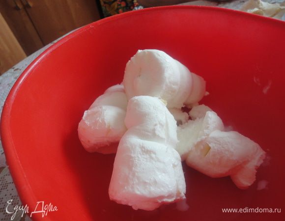 Мороженое выложить в миску и дать ему немножко растаять.