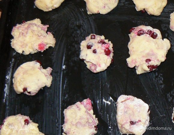 Затем руками отщепните кусочек теста и сформируйте скон.Выложите на противень и поставьте в разогретую духовку.