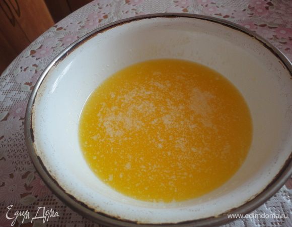 Cливочное масло растопить на водяной бане.