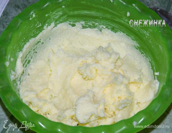 Масло растереть с сахаром добела.