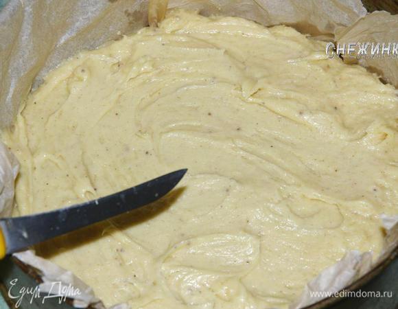 Форму для выпечки (у меня 21 см.) выстелить бумагой для выпечки и дно смазать маслом. Тесто выложить в форму.