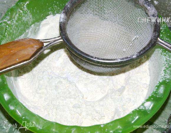 Просеиваем муку, добавляем к ней сахарную пудру, разрыхлитель и соль. Перемешиваем.