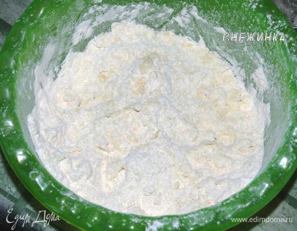 Добавляем кусочками холодное масло. Руками растираем до образования крошки. 

