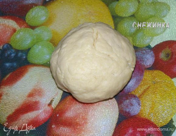 Добавляем пахту. Тщательно вымешиваем, чтобы тесто стало мягким.