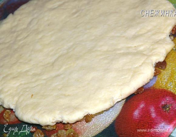 Поверх него раскатываем тесто, толщиной приблизительно 1 см.