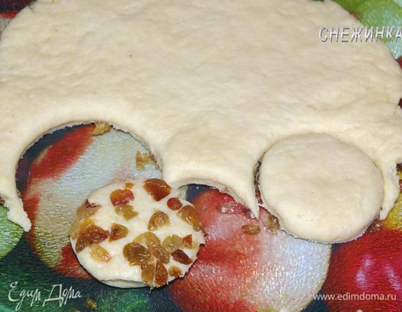 Стаканом вырезаем булочки.