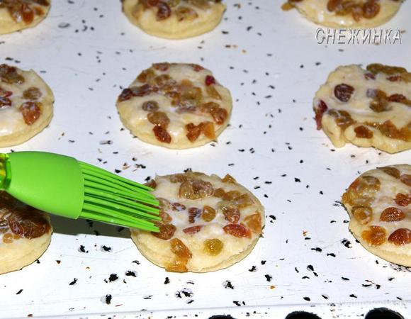 Выкладываем на противень. Смазываем их пахтой.