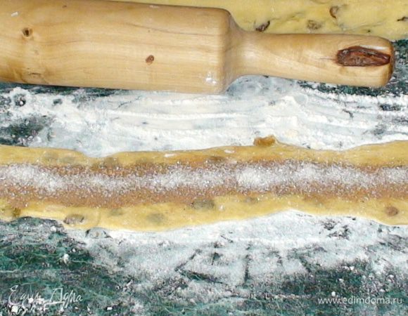 У меня осталось тесто от пасхи (было с изюмом внутри) 0,5кг, вот я его и использовала.
 Катаем 3 колбаски (1 очень маленькая и тоненькая- ею мы будем добавлять обьем.) остальные 2 колбаски одинакового размера.
Одну колбаску раскатываем скалкой. И кладем на нее корицу и сверху чуть сахара. И скручиваем туго, защипая концы и края.