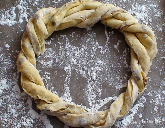 Проделав это кладем на противень и формируем круг. Каждый конец провернуть и уложить под косичку. 
