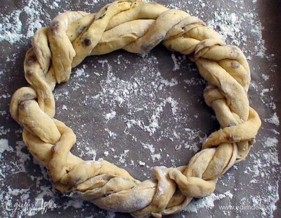 Вот такое получилось. У нас осталась еще 1 колбаска тоненькая. ею мы делаем обьем. подворачивая нашу косу.