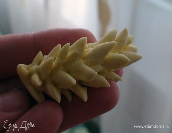 Далее берем ножницы и краем ножниц делаем вот такие надсечки. Каждый ряд должен быть как в шахматном порядке.