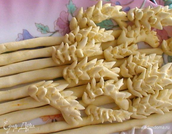 Я не знала сколько мне понадобится их делать то сделала много. Также делаем тоненькие жгутики. Все это ставим на ночь сохнуть. 