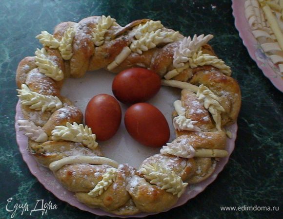 Далее когда мы сделали из мастики нашу пшеничку, и приготовили наш пирог начинаем украшать. Для этого я взяла растопленной мастики, и на места где я хочу положить украшение просто щеточкой намазываю растопленную мастику и быстренько прикладываю нашу пшеничку. Вот так шаг за шагом я и сделала такое пшеничное чудо. Ведь нам без пшеницы никуда). После всего просто немного посыпала пудрою и положила яйца крашеные.  
Христос Воскрес!